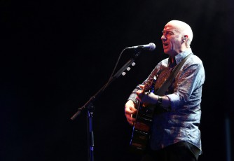 Midge Ure also sang a few covers like No Regrets by Tom Bush, Man of the World by Peter Green and the Schiller song Let It Rise.