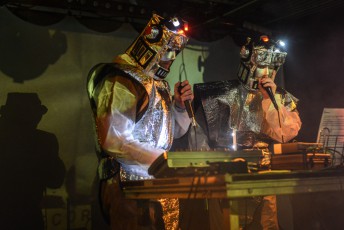 Monster Apparat - 2 happy guys dressed in metal. Photo by: Jonas Carlson Almqvist, Release.