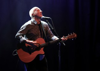 Midge Ure, not alone on a platform but alone on Trädgårns stage with his acoustic guitar.